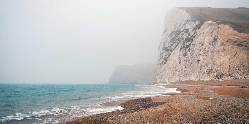 网站建设与网络营销成功第一步：如何选择可靠的域名注册商与虚拟主机服务商